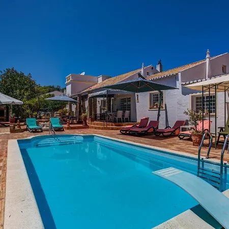 Vakantiehuis Gorgeous Holiday With Swimming Pool